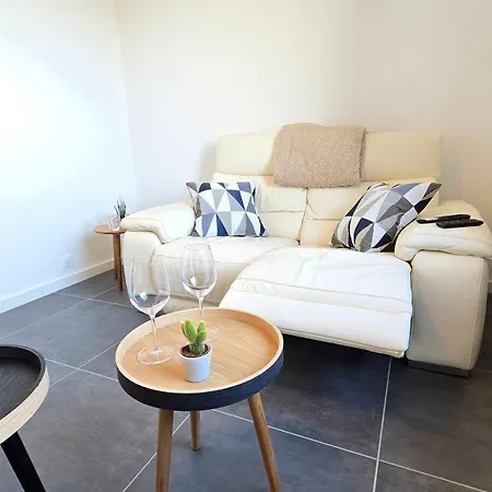 Charmante Maison, Entiere Avec Jardin Et Terrasse !